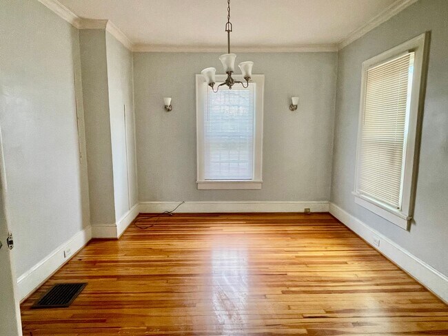 Building Photo - Welcome to this charming 4-bedroom, 2-bathroom home located in the vibrant city of Charlotte, NC