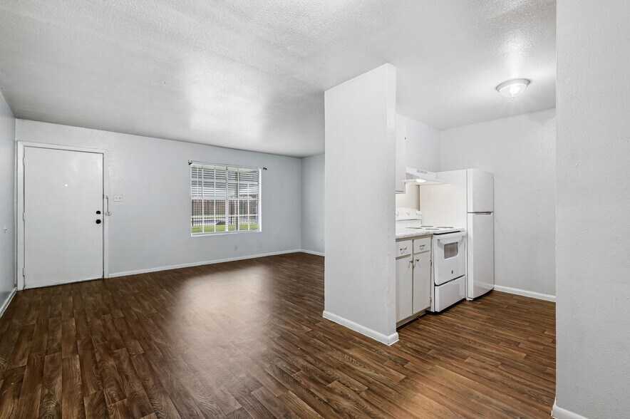 Lamar Florida Apartments 990 W Florida St Beaumont TX 77705