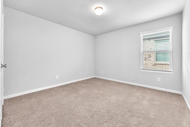 Building Photo - 1044 Raceland Rd