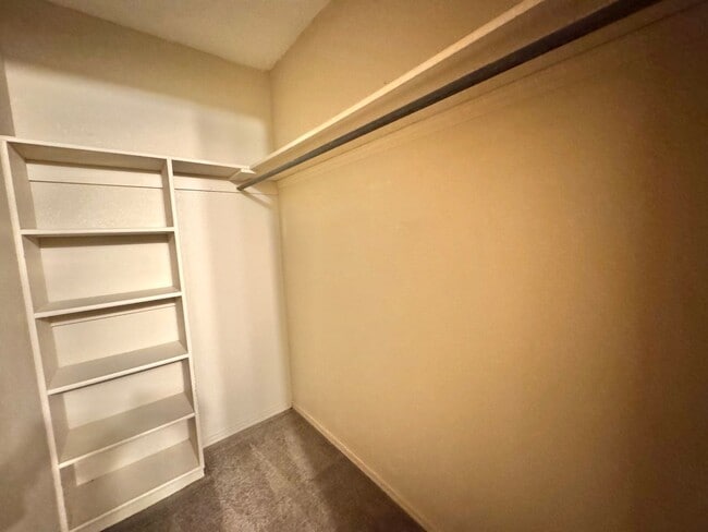 Building Photo - 3 bedroom 2 full bathroom Duplex home in B...