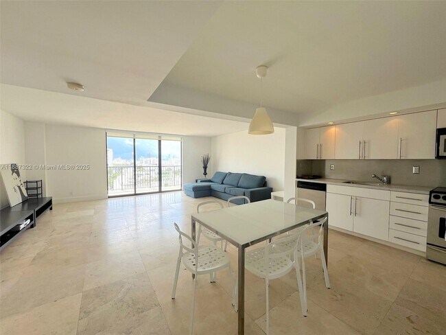 Primary Photo - 1800 Collins Ave