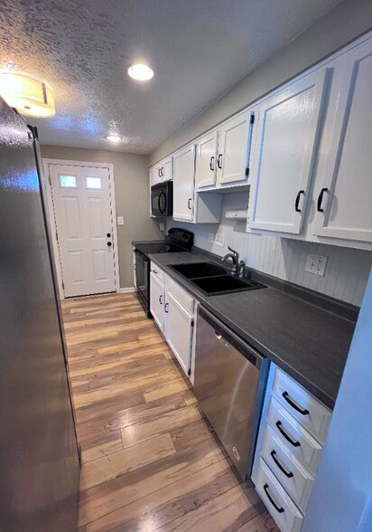 Building Photo - 1010 Yellow Pine Ct