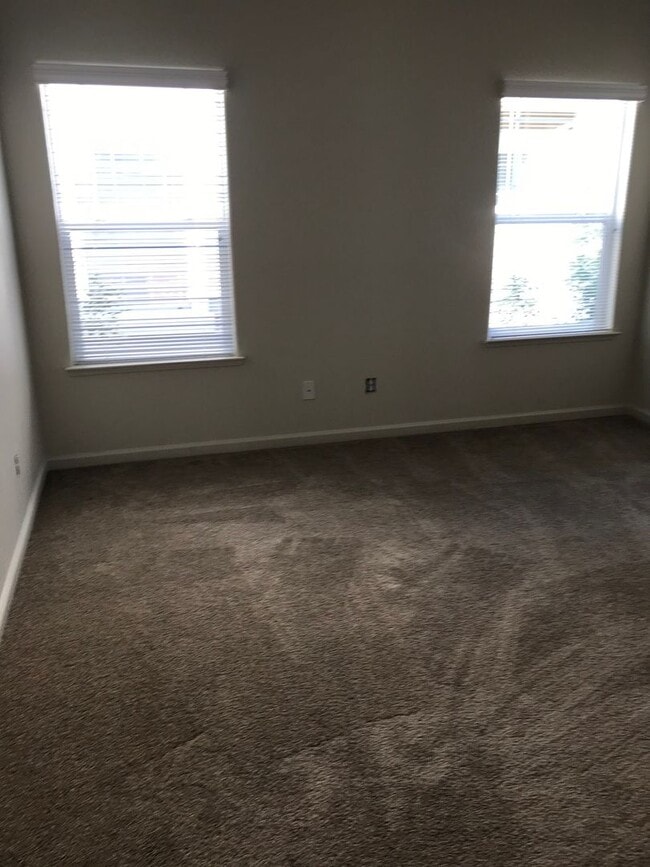 Building Photo - 3 Bedroom Home Close to Gym and Shopping-$1,000 OFF First Month's Rent