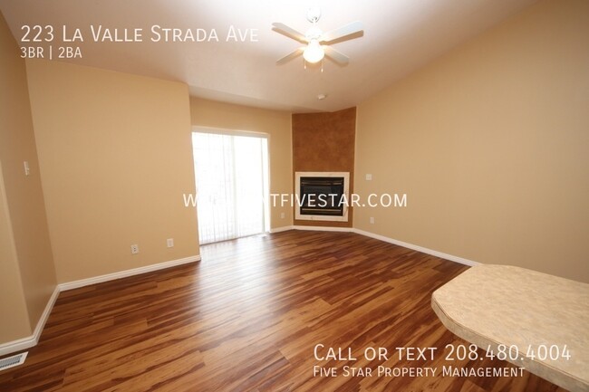 Building Photo - Beautiful Townhome With Primary Bedroom, E...