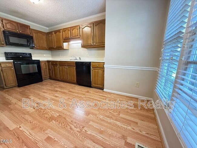 Building Photo - 120 Greenmont Ln