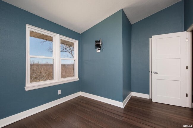 Building Photo - 4640 5th Ave