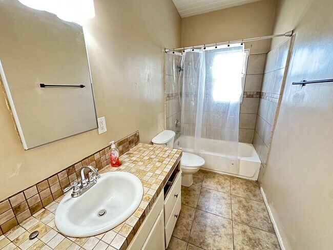 Building Photo - Adorable 3 Bed 2 Bath Fullerton Home Avail...