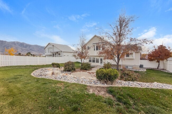 Building Photo - Comfortable 4 bed, 3 bath Family Home With Garage & Pet-Friendly Living! - Available on May 11th!