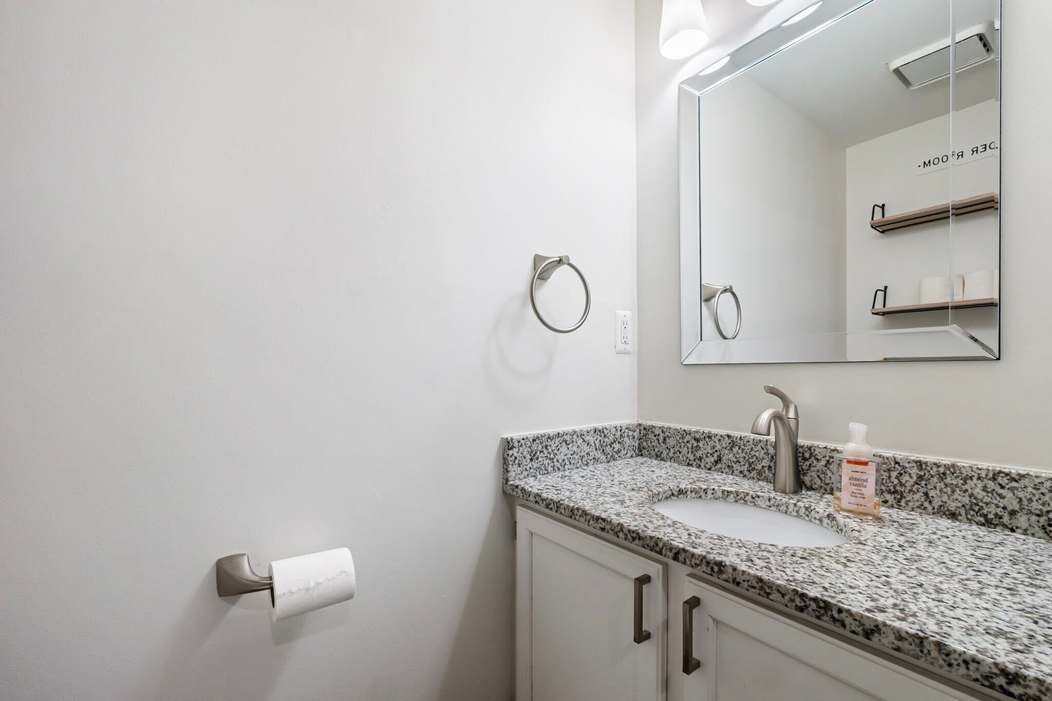 Building Photo - 38887 Country Cir