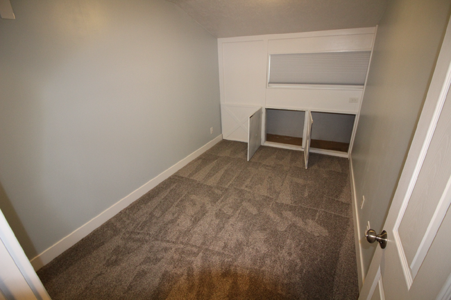 Building Photo - Spacious 3-Bedroom, 2-Bath Apartment for R...