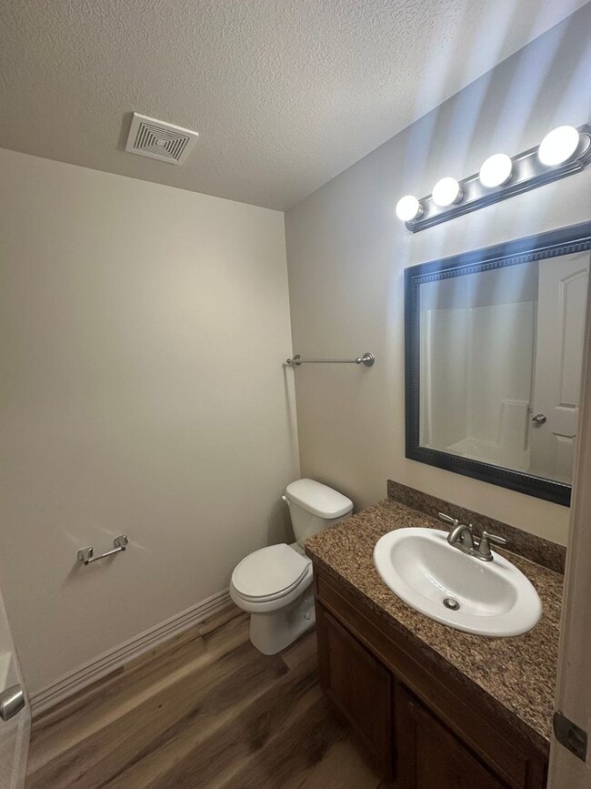 Building Photo - Modern 3 Bed, 2.5 Bath Townhouse - Excelle...