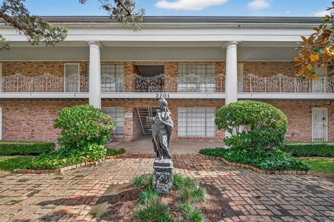 Building Photo - 2201 Fountain View Dr