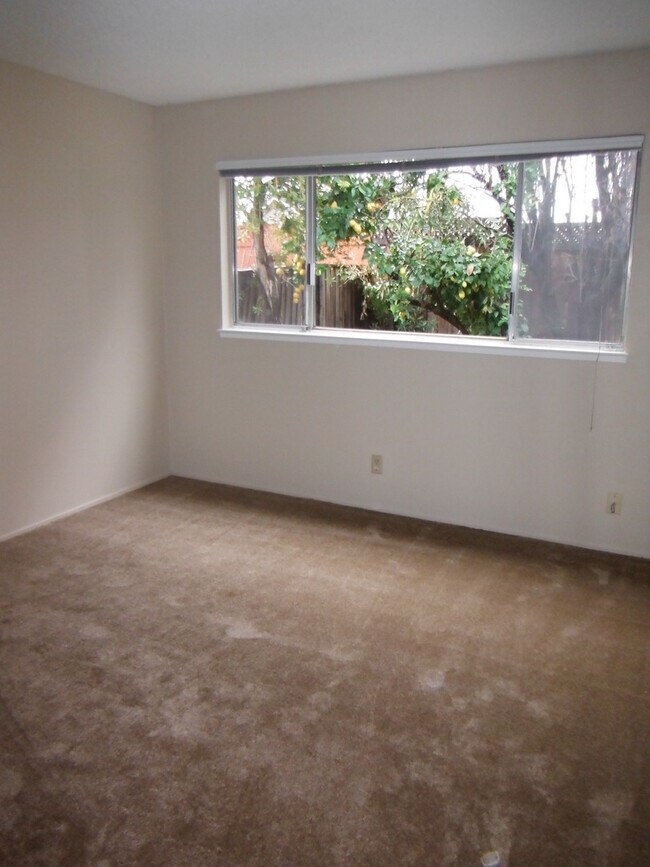 Building Photo - Spacious 3 Bedroom House Available Now