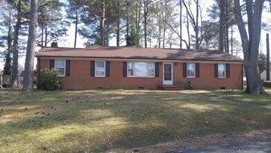 Building Photo - 3 Bedroom 2 Bath Brick Rancher in Mechanicsville!