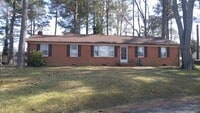 Building Photo - 3 Bedroom 2 Bath Brick Rancher in Mechanicsville!