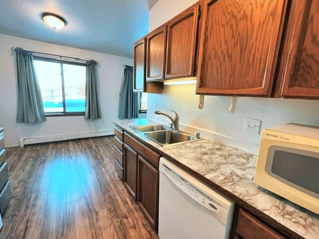 Building Photo - Spacious & Bright Top Floor Condo in East Anchorage, Close to Base + W/D In Unit!