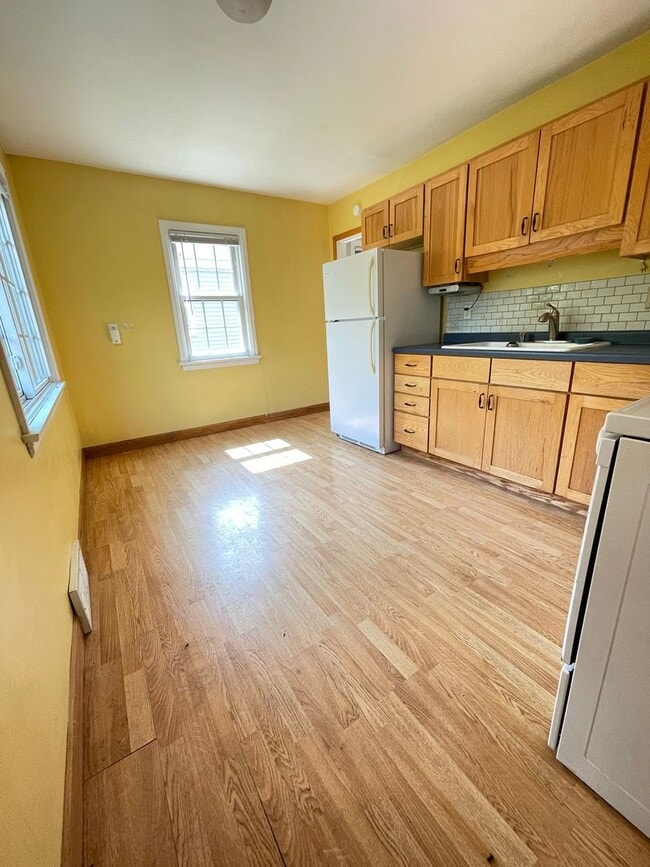 Building Photo - AVAILABLE AUGUST 15th - 2 Bed, 1 Bath With...