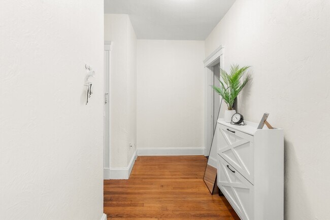 Building Photo - 42 Linnaean St
