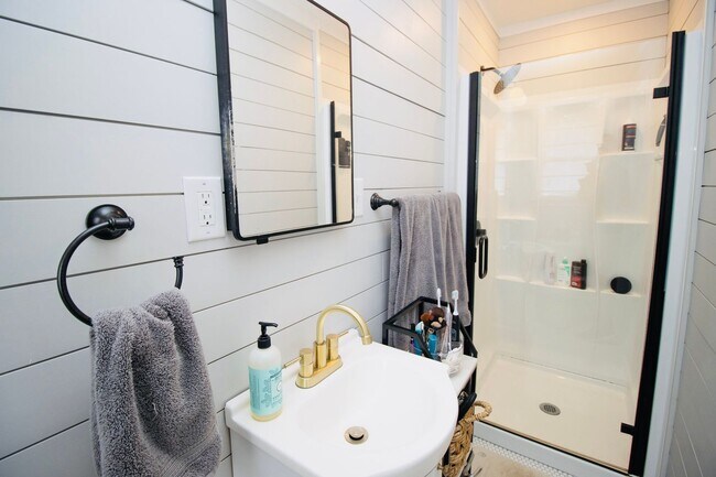 Building Photo - Stunning 3 Bedroom, 2 Bathroom in West Col...