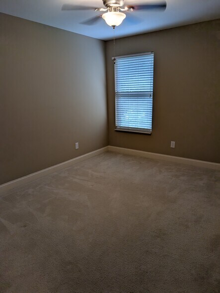 Building Photo - 419 Waterbrook Dr