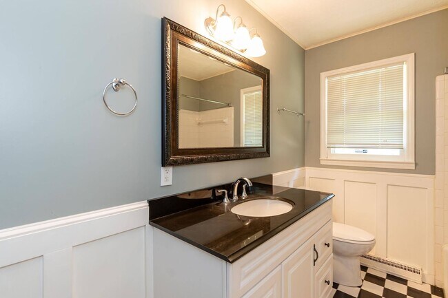 Building Photo - Spacious 3 Bed, 2 Bath Home with Open Floo...