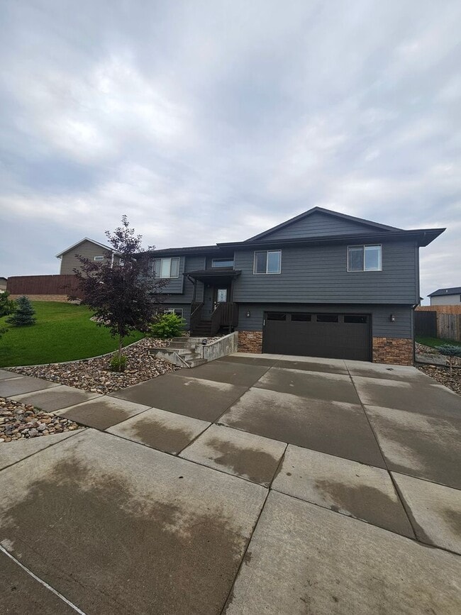 Building Photo - 3 BED | 2.5 BATH | SPLIT-FOYER HOME | DOUB...