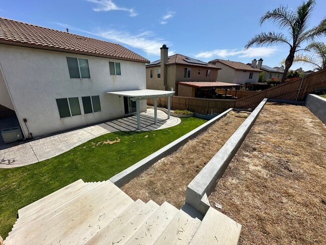 Building Photo - Large 3 bedroom home with loft and large b...
