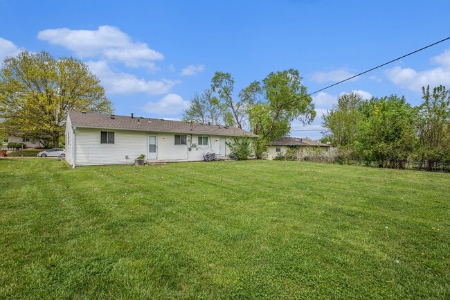 Building Photo - *MOVE IN SPECIAL* $250 Off First Full Month's Rent OR Free 55in TV! Beautiful 2BR/1BA Duplex in I...
