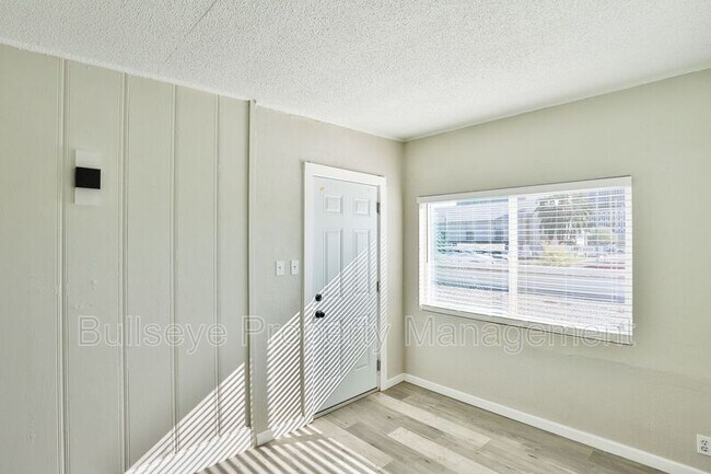 Building Photo - 102 E Hatcher Rd