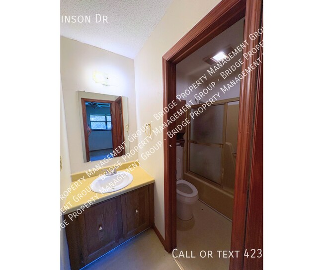 Building Photo - 6929 Robinson Dr
