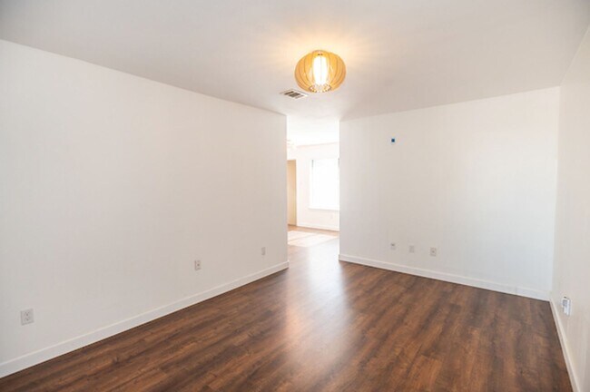 Building Photo - Cozy South East Austin Condo