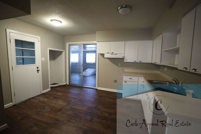Building Photo - Move in special $600!! Recently renovated 3 bed 1 bath home with fenced yard and a bonus space! -...