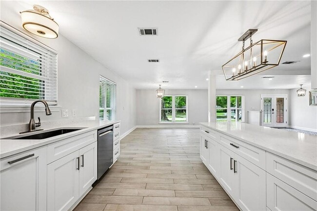 Building Photo - 208 Country Club Blvd