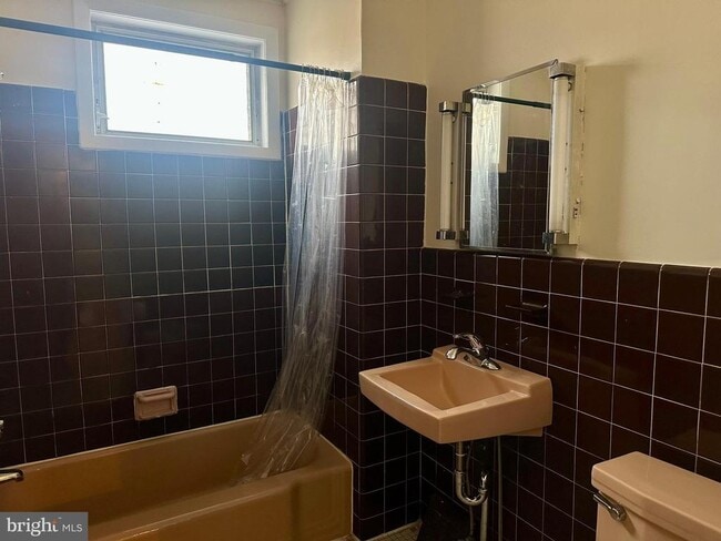 Building Photo - 410 Cottman St