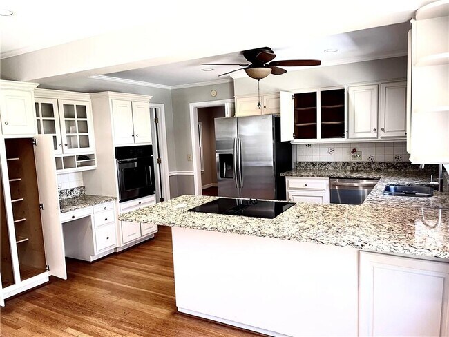 Building Photo - 119 Woodlawn Dr NE