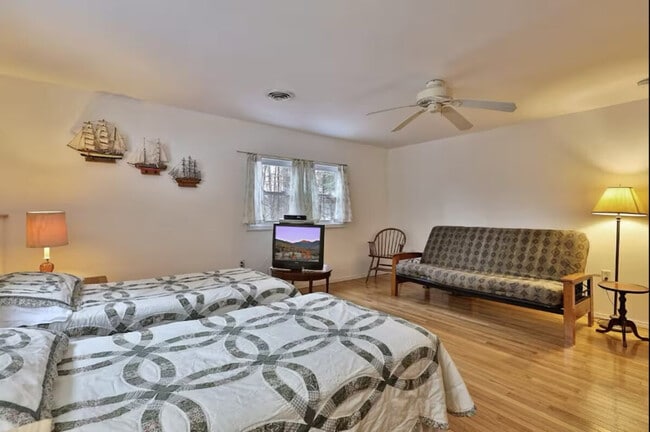 Building Photo - 4155 Lake Shore Dr