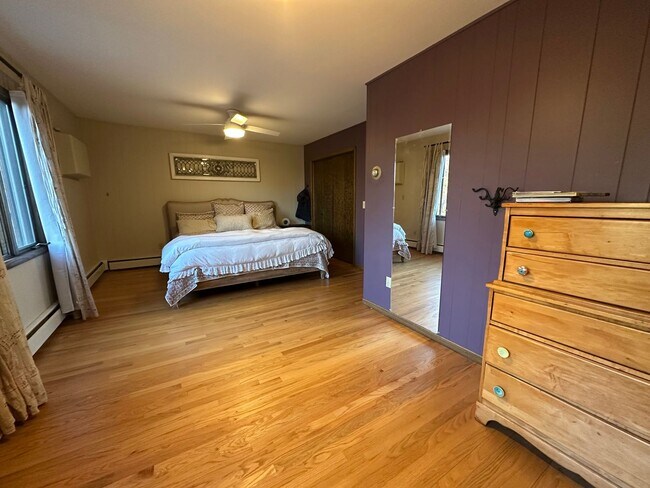 Building Photo - Wonderful 4BR 3BA w/ 2 Car Garage on 1.38 Acres in desirable Mendota Heights neighborhood!