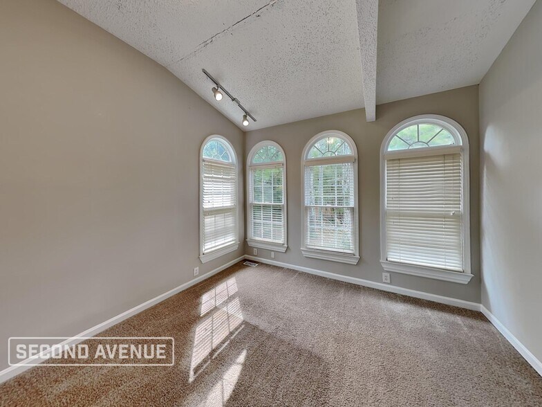 Building Photo - 19 Gentry Dr SW