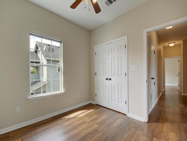Building Photo - 1172 Oak Grove Ave