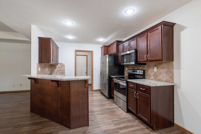 Building Photo - 3 BED, 2 BATH, 2 CAR GARAGE DUPLEX - Avail...
