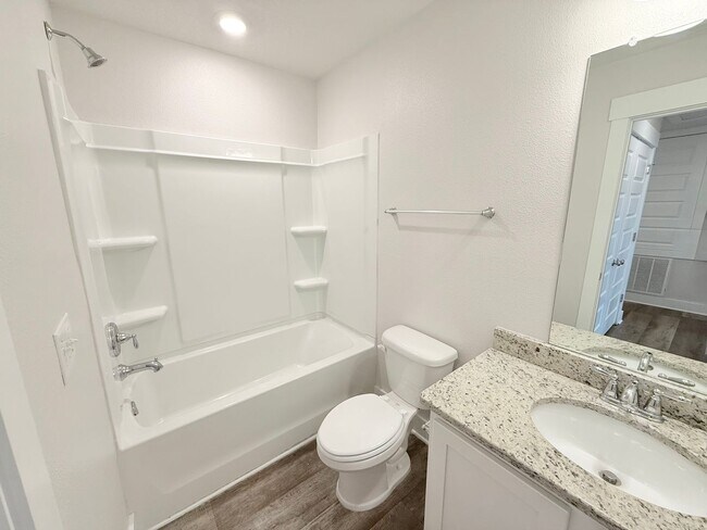 Building Photo - Stunning Townhome - Prime Pensacola Location