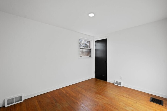 Building Photo - Move in TODAY! Check out this beautifully RENOVATED 3 bedroom in CHURCHILL!