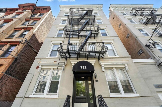 Building Photo - 713 Willow Ave