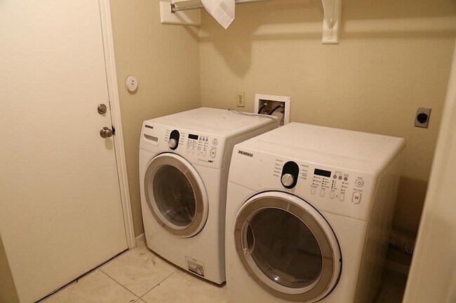 Building Photo - 2323 Manorwood St