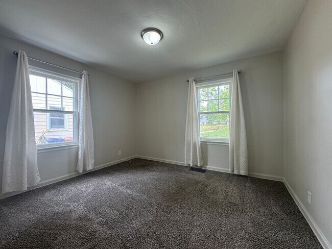 Building Photo - Home For Rent Bellevue.