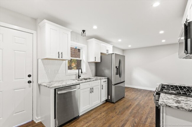 Building Photo - 15041 Irving Ave