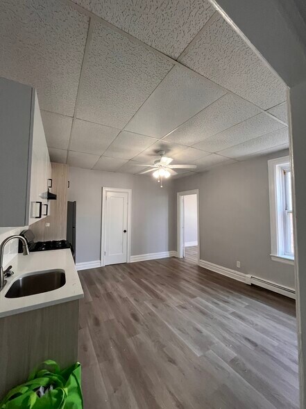 Building Photo - 163 Hutton St
