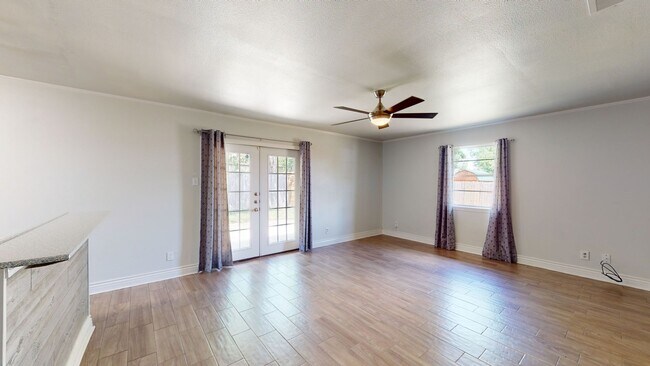 Building Photo - ALL TILE HOUSE MINUTES AWAY FROM FORT HOOD!