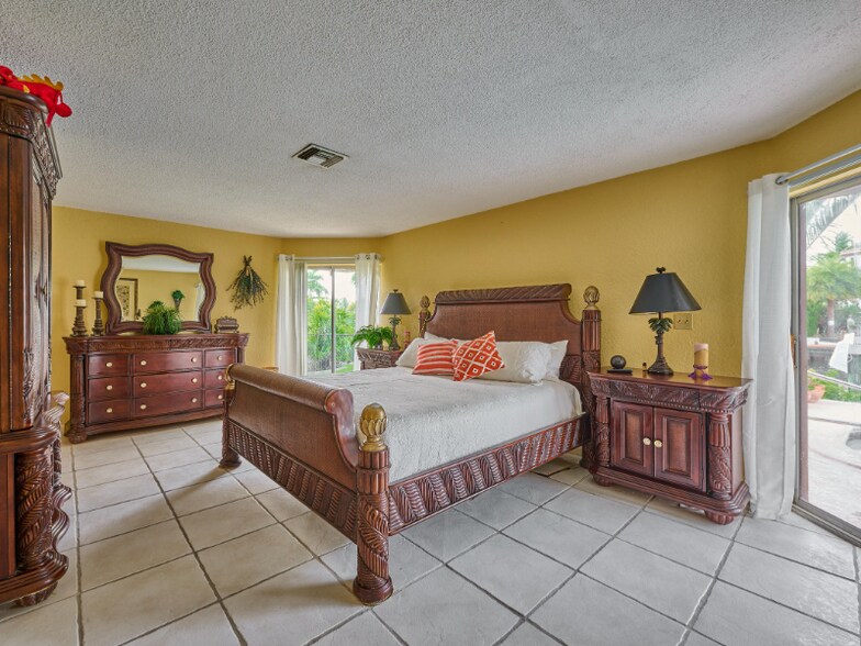 Building Photo - 2810 NE 48th Ct