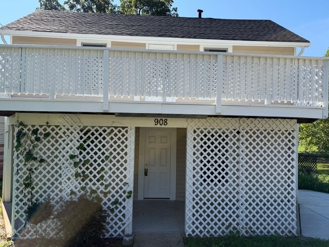 Building Photo - 908 Rives St